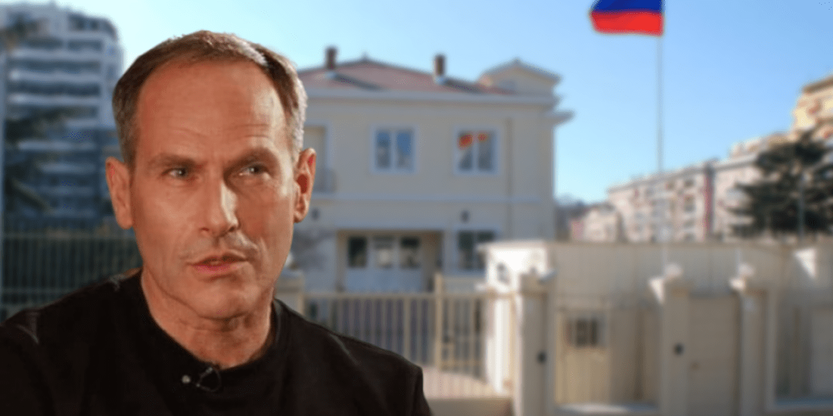 Михаил Шац* спрятался от бед в консульстве России