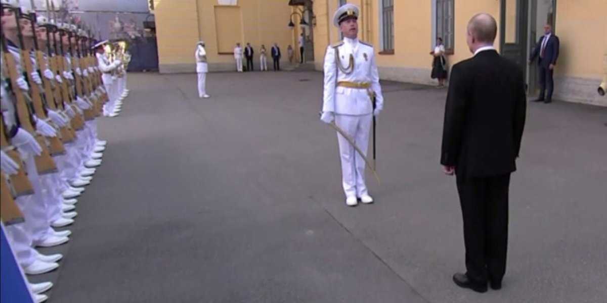 Путин прибыл в Петербург: Президент лично поздравил моряков с Днем ВМФ и проинспектировал учения