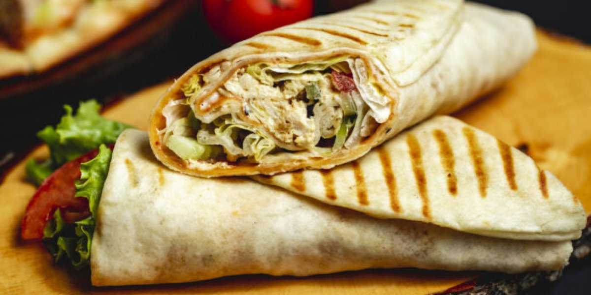 Лавашный ролл с яйцом, сыром и огурцом: хрустящий завтрак за 7 минут