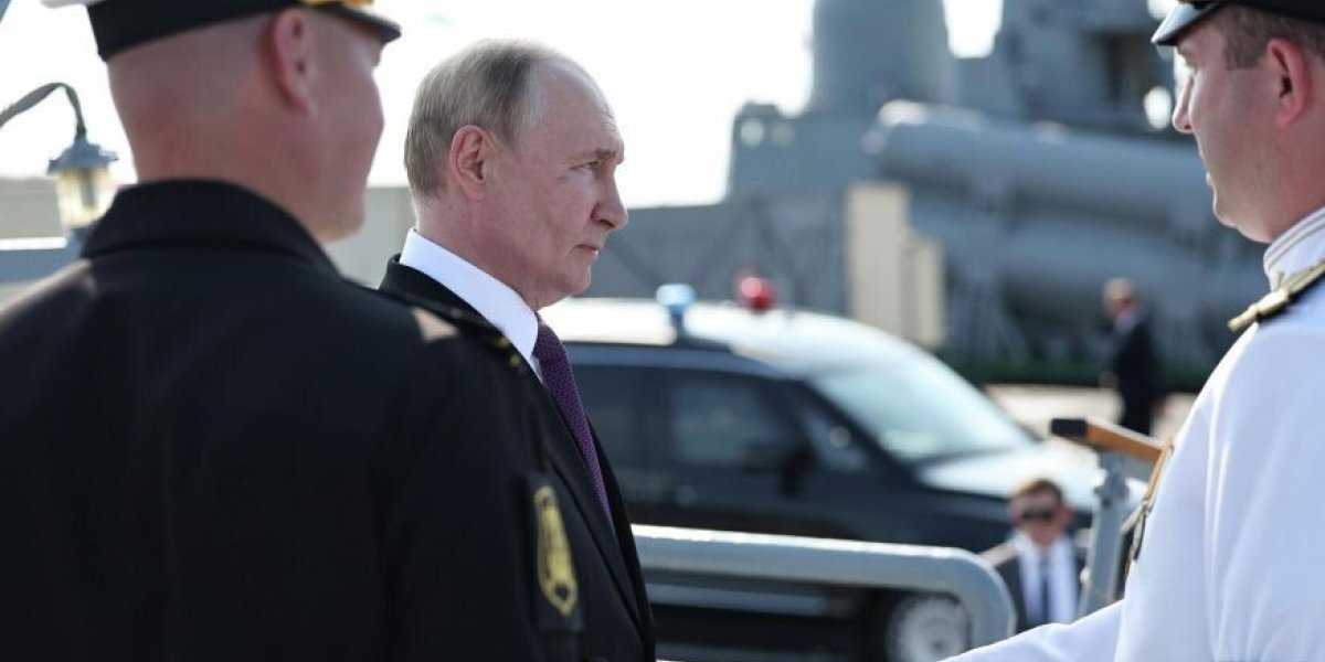 Путин посетил фрегат «Адмирал Григорович» в День ВМФ после отражения кораблём атак на Ленобласть