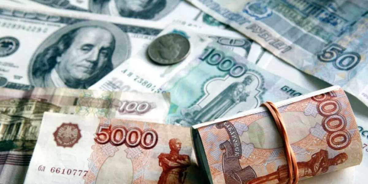 Рубль накрывает волна девальвации: эксперт предрекает резкое падение к зиме