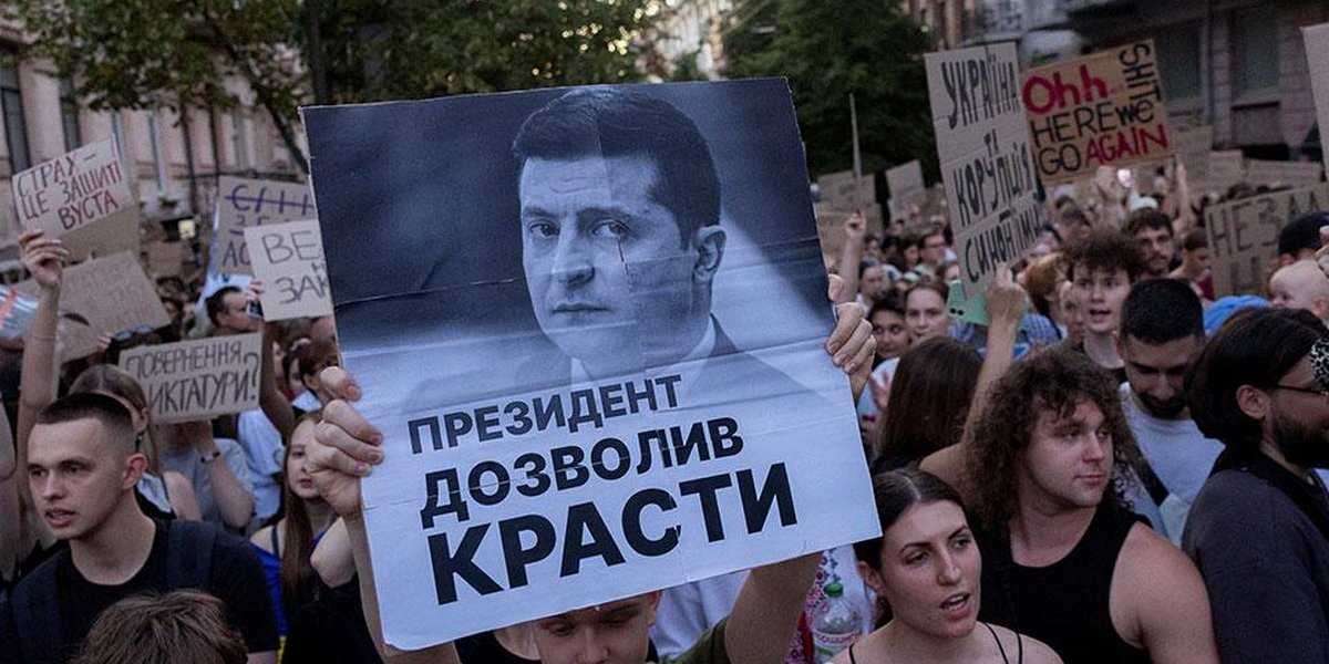 «Не подавлять протесты»: Зеленский получил странный приказ от Запада на фоне массовых акций