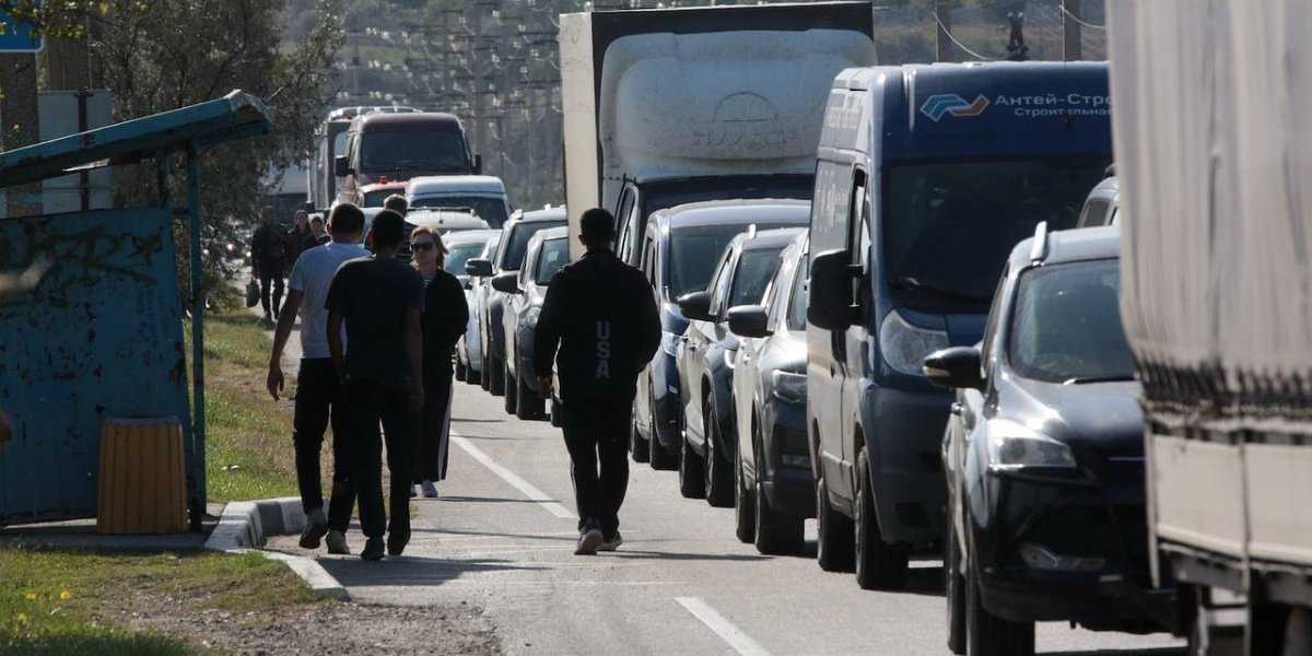 Тысяча авто в очереди: Крымский мост столкнулся с колоссальной пробкой в разгар сезона