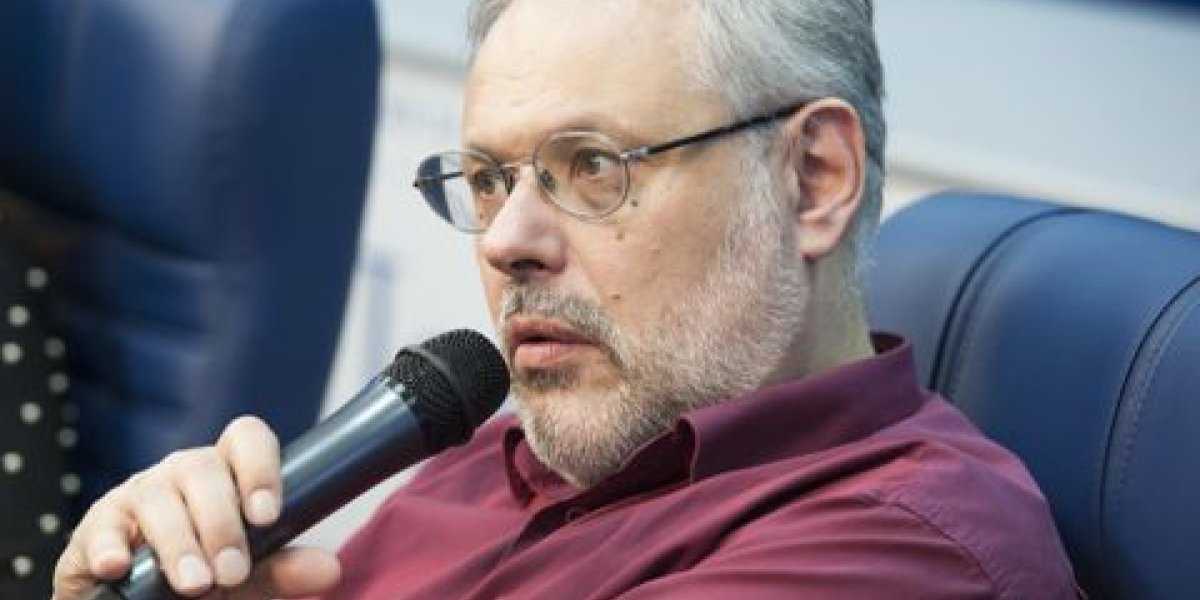 Хазин предупреждает: август принесет удар по рублевым сбережениям россиян