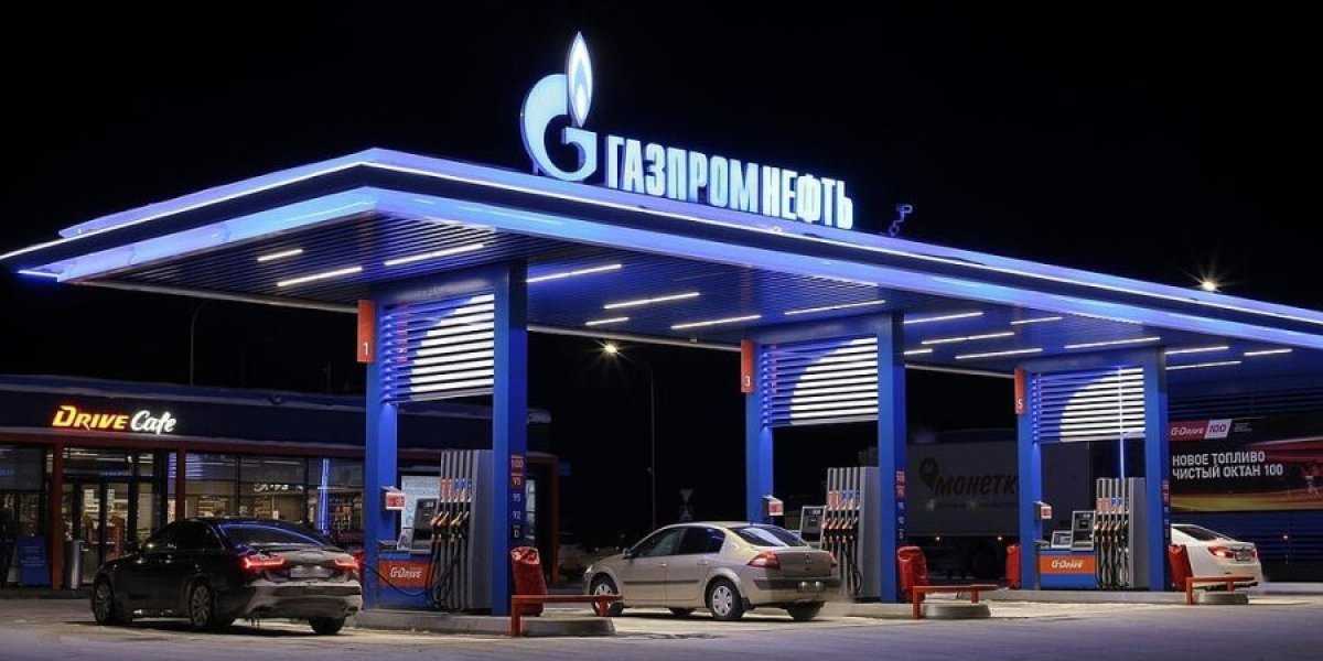 Почему у нас дорожает бензин, если в мире дешевеет нефть? Объясняем, как устроены цены на заправках