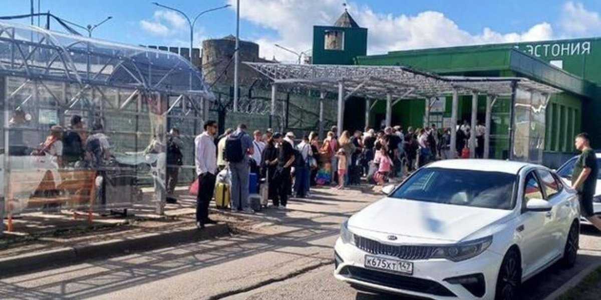 10 часов в пробке: как эстонские пограничники блокируют путь в Россию