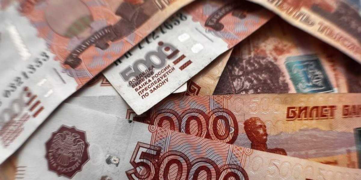 «100 тысяч» в среднем: Что стоит за новыми цифрами зарплат россиян