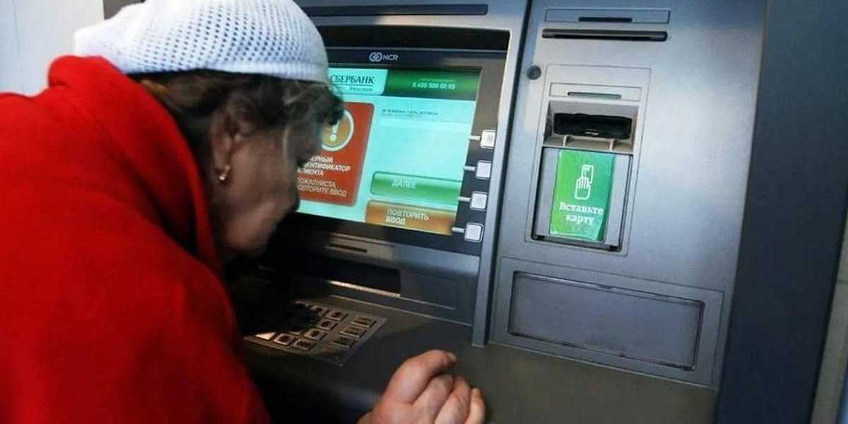 С 5 сентября пенсионеры под прицелом: как мошенники охотятся за вашими пенсиями на картах