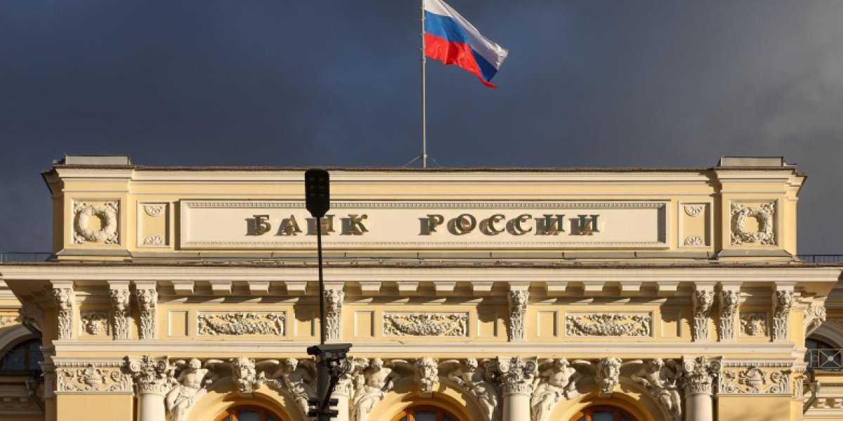 Рубль на перепутье: почему Центробанк резко поднял курс доллара и чего ждать дальше