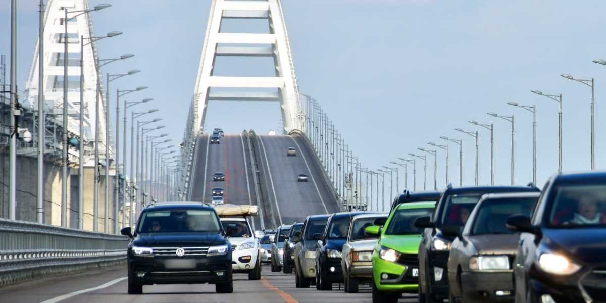 Крымский мост парализован: более 1200 автомобилей в многочасовой пробке из-за усиленных мер безопасности