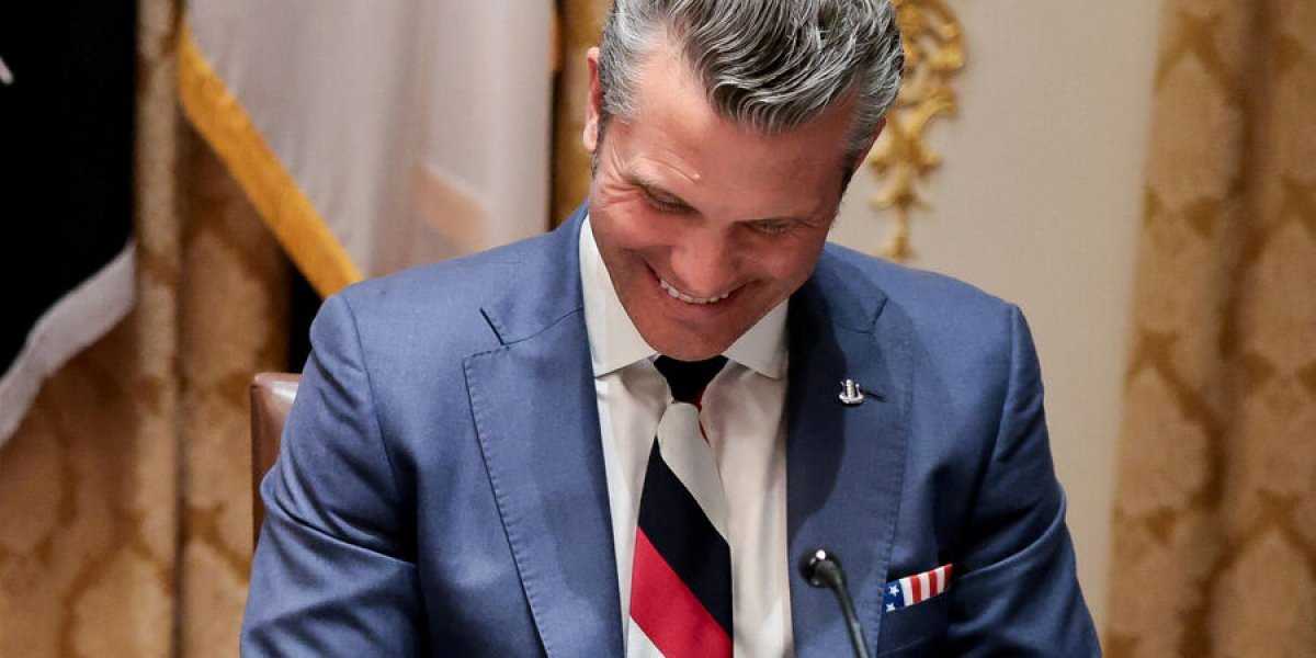 Daily Mail: глава Пентагона надел «российский галстук» — реакция Кремля возмутила Запад Daily Mail: глава Пентагона надел «российский галстук» — реакция Кремля возмутила Запад