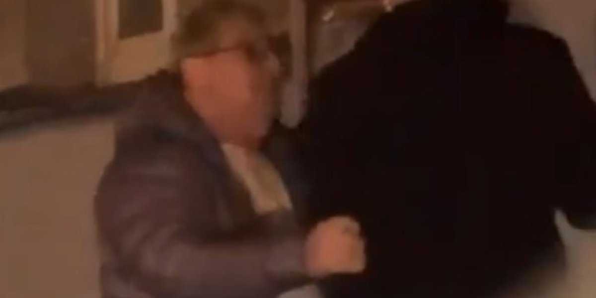 Хазанов замахал кулаками – не понравился вопрос про «недвигу» за 700 миллионов рублей Хазанов замахал кулаками – не понравился вопрос про «недвигу» за 700 миллионов рублей