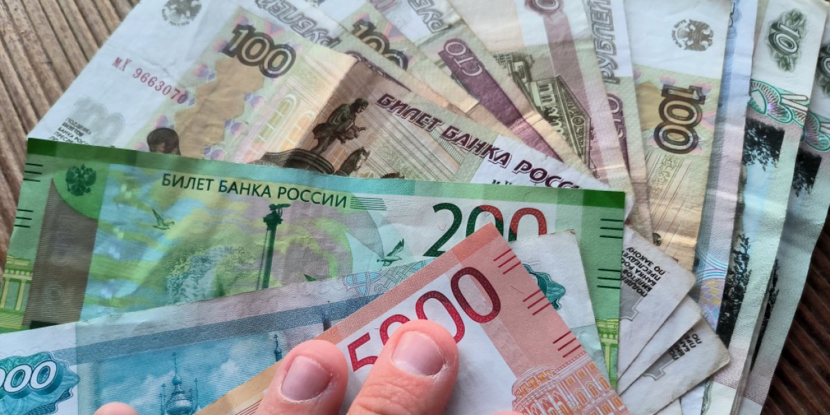 Битва титанов: как скидки маркетплейсов лишили бюджет триллиона рублей и вызвали войну с банками