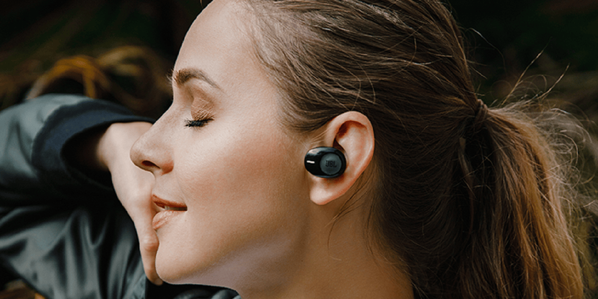 Почему опасно пользоваться одним наушником: скрытая угроза для слуха