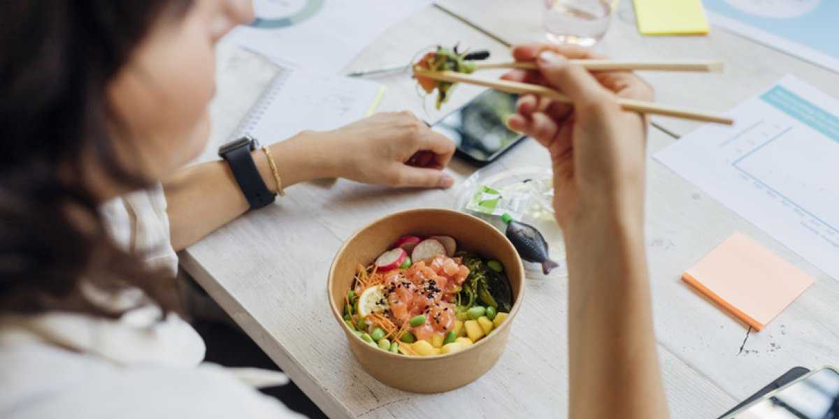 Съел сэндвич за компьютером — получи выговор? Юрист Роскачества объяснила, что грозит за еду на рабочем месте