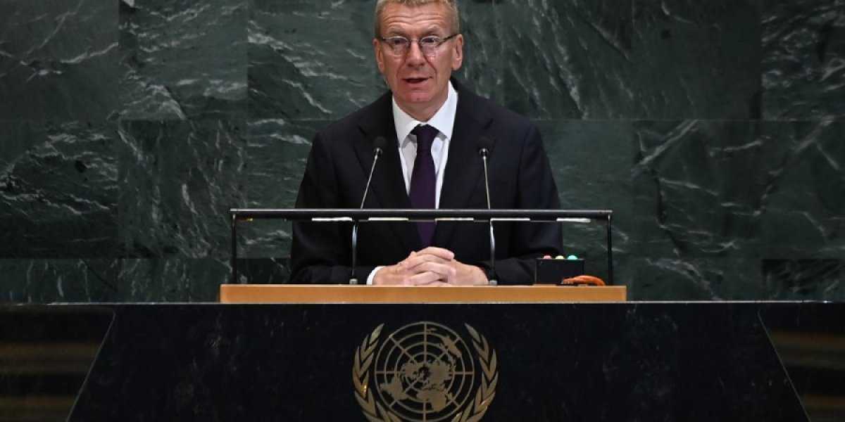 Латвия наносит удар по России: Сжигает дороги. Захарова сделала заявление