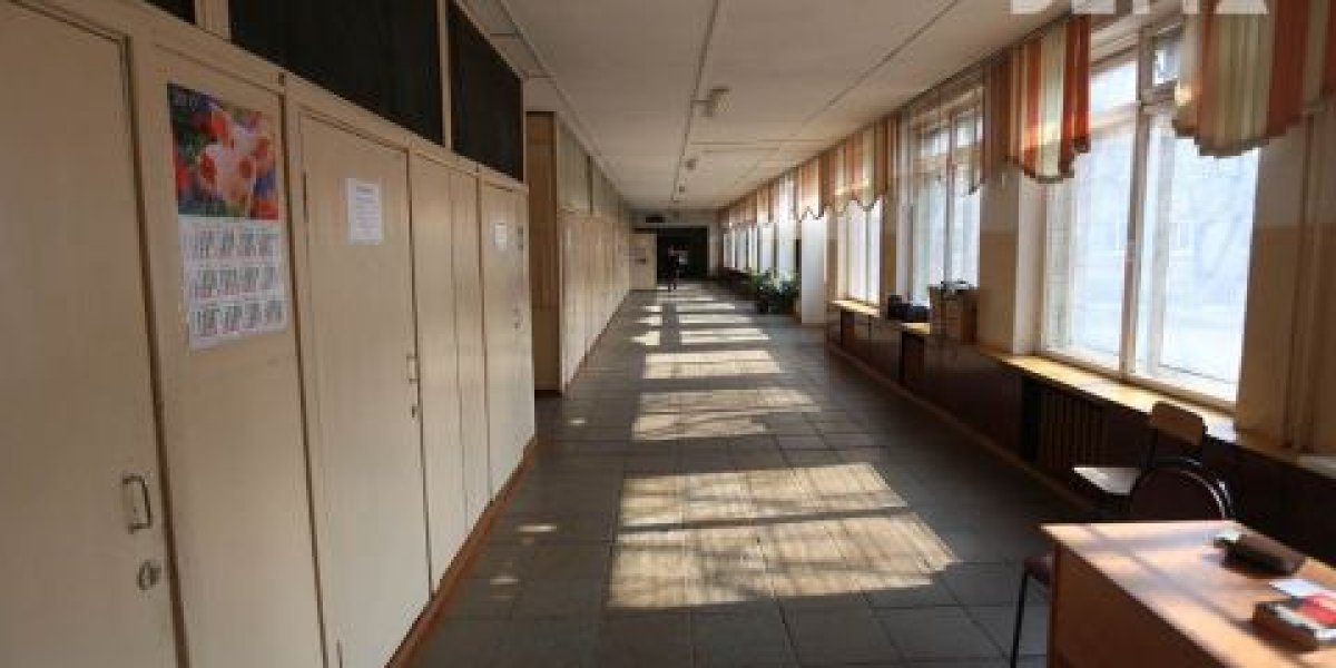 Дети в опасности: в приморской школе рушится потолок, а водопровод замерз Дети в опасности: в приморской школе рушится потолок, а водопровод замерз