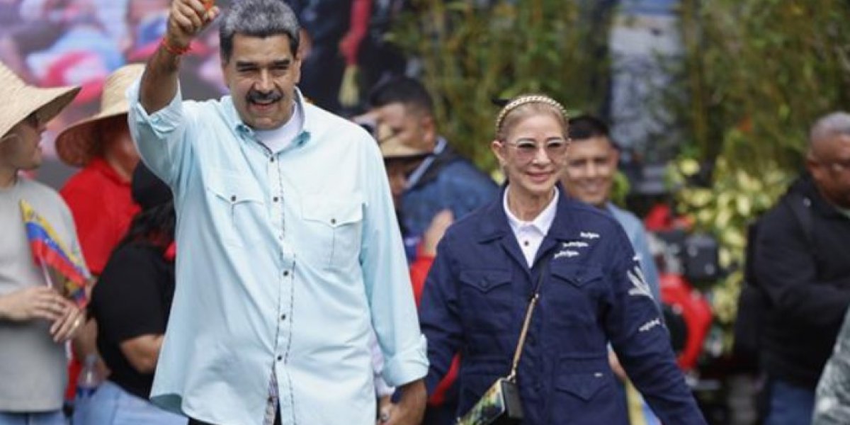 Агенты ЦРУ установили слежку за Мадуро ещё в августе. Точные координаты сообщал предатель из близкого окружения Агенты ЦРУ установили слежку за Мадуро ещё в августе. Точные координаты сообщал предатель из близкого окружения