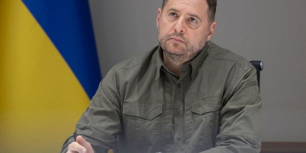 Собирал воду с тел, использовал сатанинские ритуалы. Приближенный Зеленского занимался черной магией Собирал воду с тел, использовал сатанинские ритуалы. Приближенный Зеленского занимался черной магией