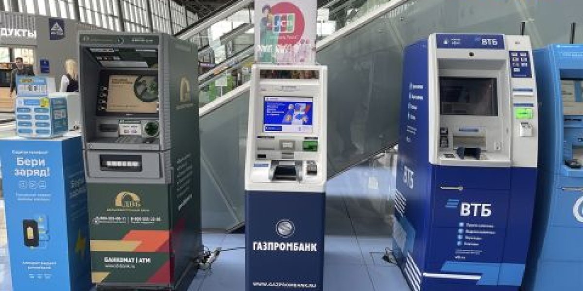 Не для обычных вкладчиков: зачем в России ограничили внесение наличных в банкоматы Не для обычных вкладчиков: зачем в России ограничили внесение наличных в банкоматы