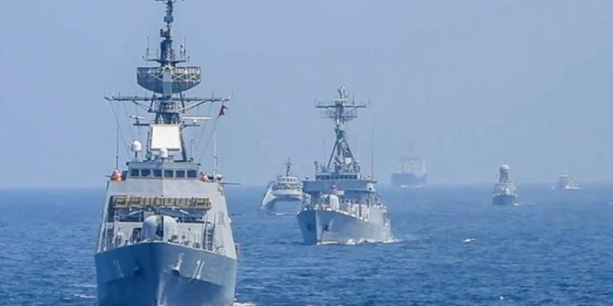 Ормузский пролив: ВМС России, Китая и Ирана начинают маневры под носом авианосца США Ормузский пролив: ВМС России, Китая и Ирана начинают маневры под носом авианосца США