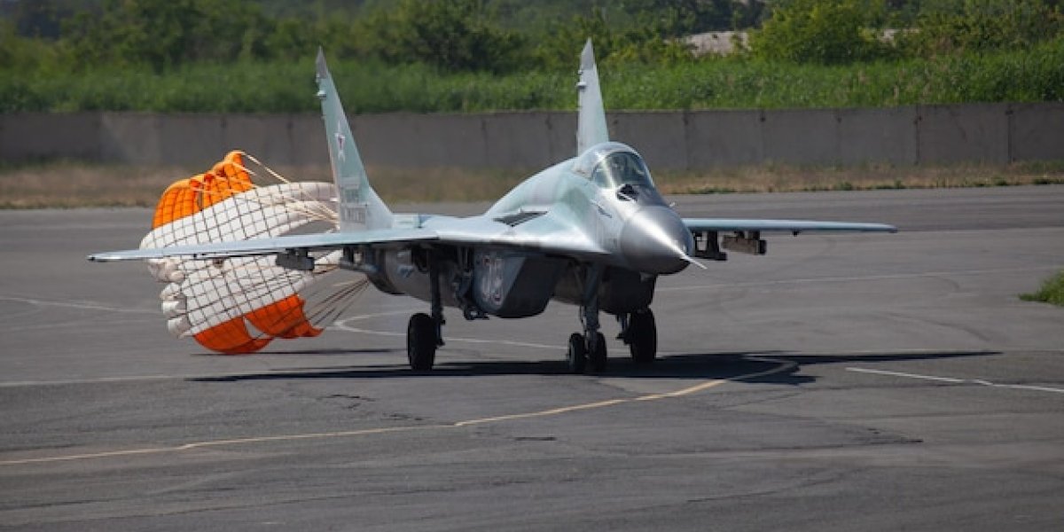 «Русские витязи» против «невидимок»: как Су-35 заставили норвежские F-35 играть по своим правилам «Русские витязи» против «невидимок»: как Су-35 заставили норвежские F-35 играть по своим правилам