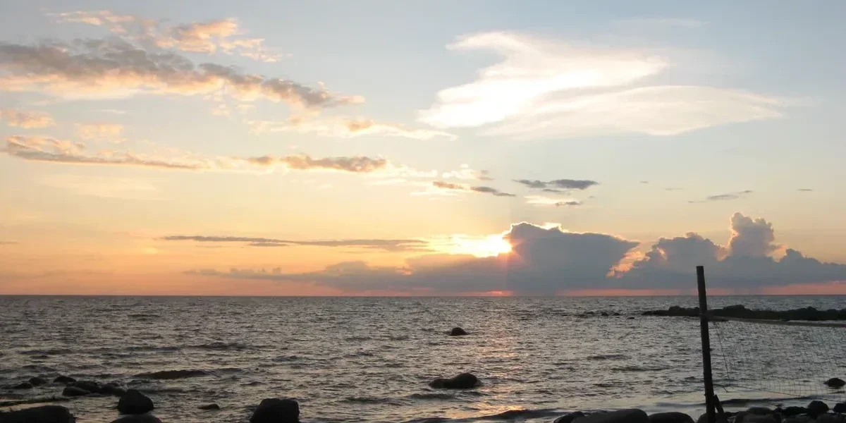 «Спали в одежде и бежали в подвал»: Новороссийск под ударом — 5 раненых, десятки разрушенных домов и режим ЧС «Спали в одежде и бежали в подвал»: Новороссийск под ударом — 5 раненых, десятки разрушенных домов и режим ЧС