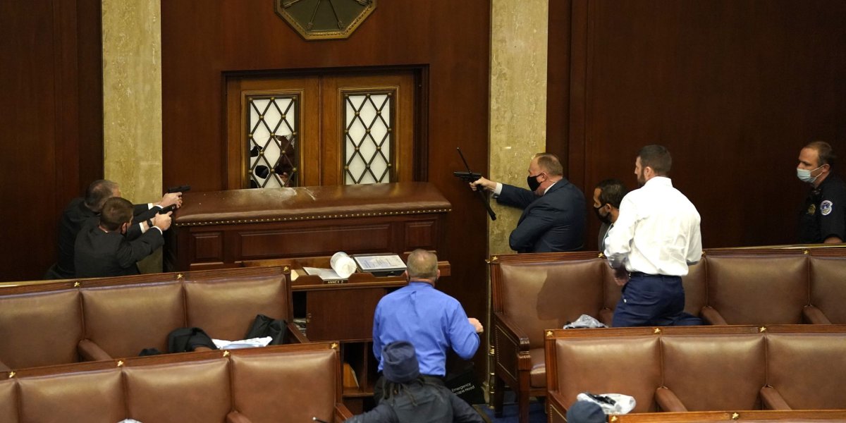 Сенатор-«котик» собственноручно сломал руку ветерану: в Капитолии заткнули рот кричавшему «не хотим воевать за Израиль» Сенатор-«котик» собственноручно сломал руку ветерану: в Капитолии заткнули рот кричавшему «не хотим воевать за Израиль»